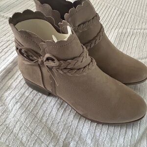 SO Scalloped Brown Ankle Boots